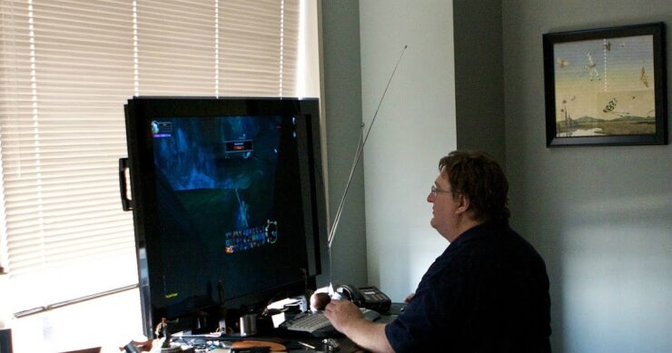 Гейб Ньюелл був фармером золота у World of Warcraft, після чого ввів шапки у Team Fortress 2